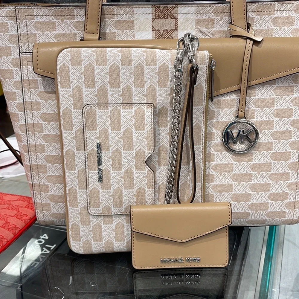 MICHAEL KORS JET SET ITEM LG 2 in 1 CARD CASE & WRISTLET Camel   NWT